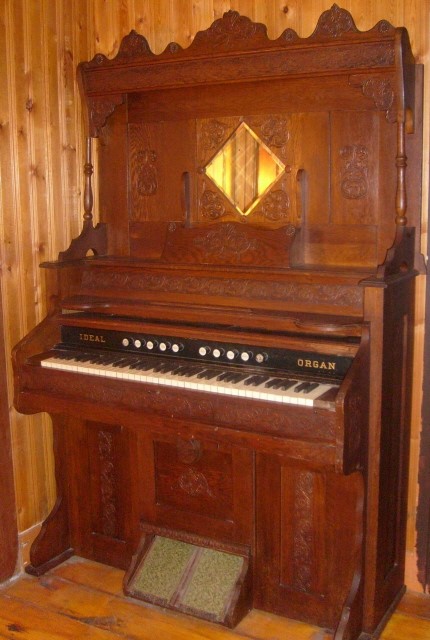 W. W. Putnam Organ W. W. Putnam Organ
